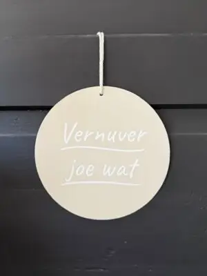 Tekstbord rond: Vernuver joe wat